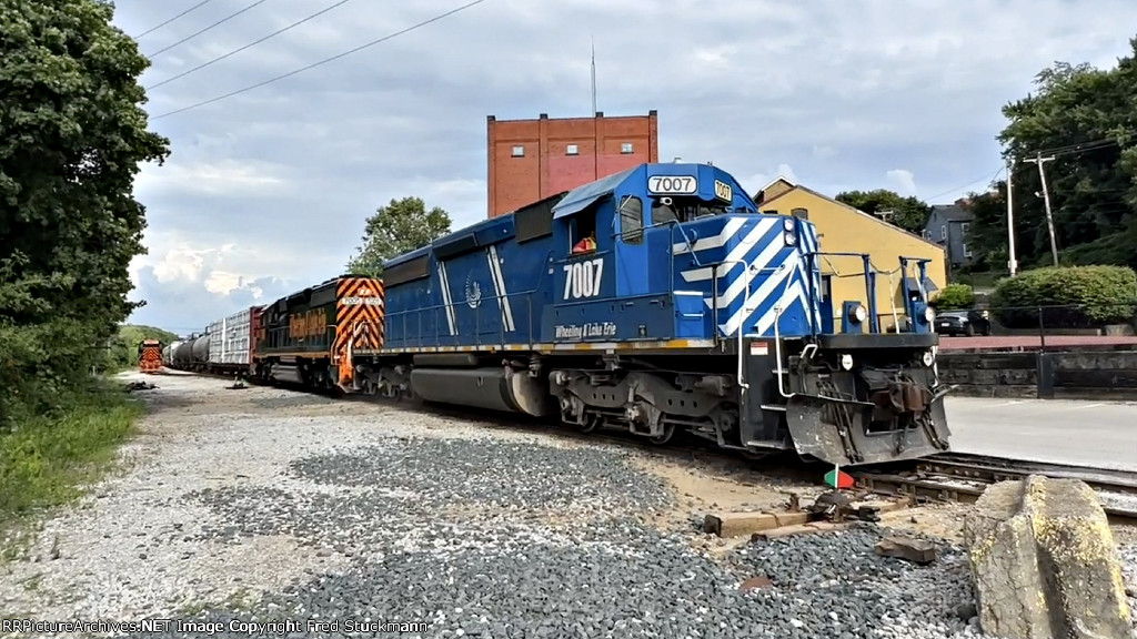 WE 7005 & 7007 lead 291 at Summit St.